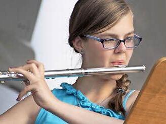 Auf der Querflöte: Sophia Metz spielt "Cracy Thing". Foto: Arnold Nöth