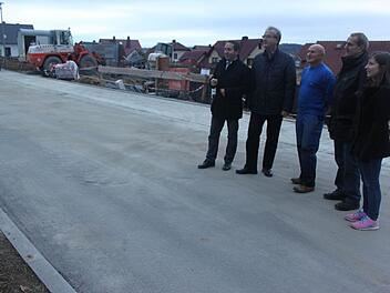 Freuten sich über die Verkehrsfreiqabe (von links): Bürgermeister Norbert Gräbner, Klaus Rubenbauer und MatthiasHappert von der Firma Krumpholz sowie Thomas und Christina Kleylein vom Büro HTS-Plan.Foto: Veronika Schadeck