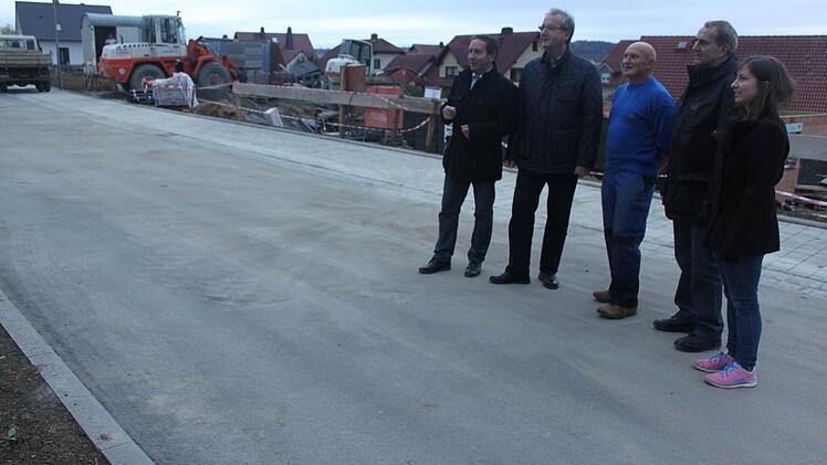 Freuten sich über die Verkehrsfreiqabe (von links): Bürgermeister Norbert Gräbner, Klaus Rubenbauer und MatthiasHappert von der Firma Krumpholz sowie Thomas und Christina Kleylein vom Büro HTS-Plan.Foto: Veronika Schadeck