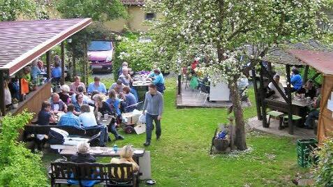 Vom Geheimtipp zum Besuchermagnet: Die Schlömener Tränke liegt direkt am Radweg zwischen Hegnabrunn und Trebgast. Hier kann man sich so richtig mit fränkischen Bieren und Brotzeiten verwöhnen lassen.