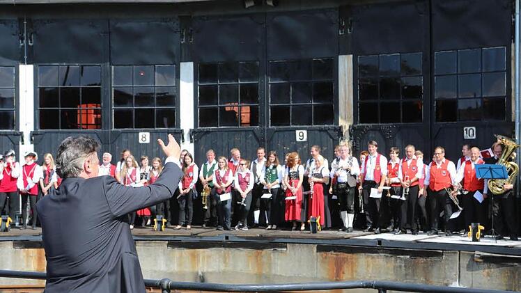 Musikalisch gratulierte am Nachmittag das Kreisauswahlorchetser des Nordbayerischen Musikbunds. Foto: Barbara Herbst