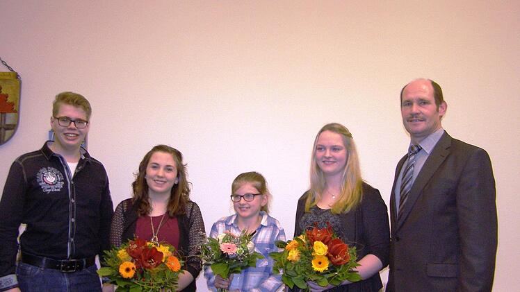 Für besondere Leistungen zeichnete Oberleichtersbachs Bürgermeister Dieter Muth (rechts) Manuel Böhm (von links), Marina Paul, Mia Engel und Arabella Romeis aus. Foto: Wolfgang Saam