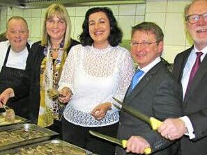 Gastwirt und Chefkoch Axel Fink, Zweite Bürgermeisterin Birgit Weber, Staatssekretärin Dorothee Bär, Mathias Zimmer, Vorsitzender des CSU-Ortsverbandes Coburg-Ost, und der CSU-Bundestagsabgeordnete Hans Michelbach stehen an den Wannen mit Schlachtschüssel.  Foto: Martin Koch