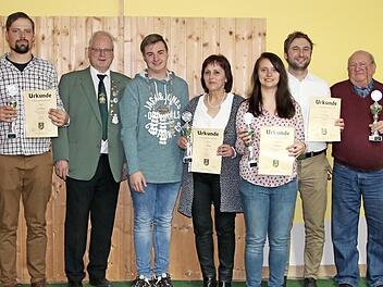 Pokale in fünf Disziplinen wurden nach dem Vereinsvergleichsschießen der Pressecker Schützengesellschaft an die Vertreter der siegreichen Mannschaften überreicht. Zum diesjährigen Marktkönig ernannte Kommissar Stefan Sigmund (Zweiter von links) zudem Felix Heinisch (Dritter von links). Foto: Klaus Klaschka