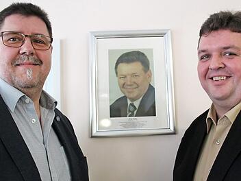 Der Apfel fällt nicht weit vom Stamm: Michael (rechts) und Hansjürgen Grampp vor dem Bild ihres verstorbenen Vaters Werner Grampp. Beide sind seit 40 Jahren Stützen des Awo-Ortsverbandes. Fotos: Stephan Stöckel