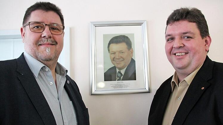 Der Apfel fällt nicht weit vom Stamm: Michael (rechts) und Hansjürgen Grampp vor dem Bild ihres verstorbenen Vaters Werner Grampp. Beide sind seit 40 Jahren Stützen des Awo-Ortsverbandes. Fotos: Stephan Stöckel
