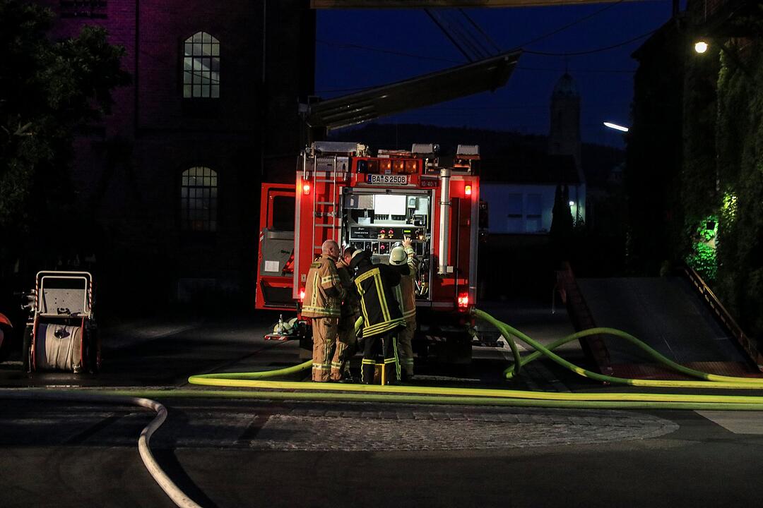Malzfabrik Weyermann in Bamberg in Flammen: Einsatzkräfte kämpfen stundenlang gegen das Feuer