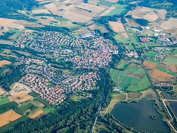 Blick von Süden auf Baunach: Nach dem Willen der Baunacher soll der Verkehr der B279 im Osten (rechts) an der Stadt vorbeigeleitet werden. Doch dort liegen mehrere Naturschutz-Zonen. Foto: Rinklef