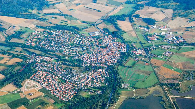 Blick von Süden auf Baunach: Nach dem Willen der Baunacher soll der Verkehr der B279 im Osten (rechts) an der Stadt vorbeigeleitet werden. Doch dort liegen mehrere Naturschutz-Zonen. Foto: Rinklef