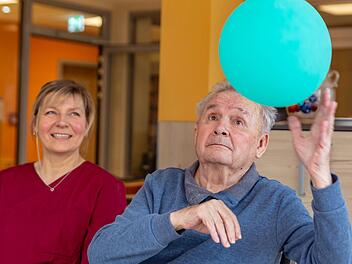 Der Luftballon von Betreuungsassistentin Gundi Haselmann wirkt: Der 80-jährige Willi J. taut nach dem Frühstück im Awo-Sozialzentrum Redwitz (Landkreis Lichtenfels) richtig auf.  Stephan Großmann