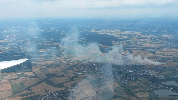 Von einem Segelflugzeug bei Kloster Banz aus entstand diese Aufnahme des Feldbrandes. Die Rauchsäule war bis  auf 1500 Meter über Grund gestiegen, wie der Pilot angab.Rolf Bechmann