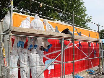 Mit vereinten Kräften bemalten Schüler des Gymnasiums einen eintönigen Frachtcontainer und machten ihn zum farbigen Blickfang am Sportzentrum.Heike Beudert