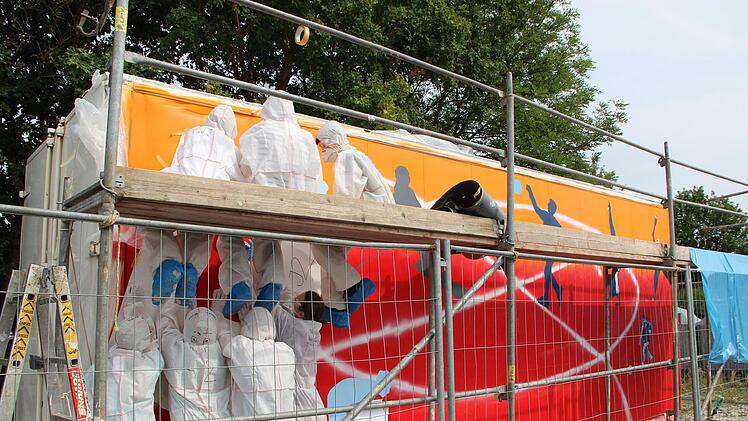 Mit vereinten Kräften bemalten Schüler des Gymnasiums einen eintönigen Frachtcontainer und machten ihn zum farbigen Blickfang am Sportzentrum.Heike Beudert