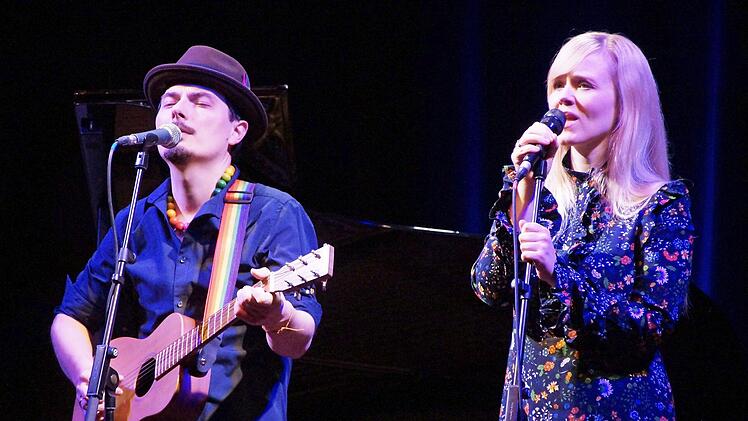 Caroline und Andres Obieglo, das Duo "Carolin No", begeisterten mit traumhafter Musik das Publikum in der Stadthalle.  Foto: Elke Englert