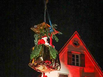 Der Nikolaus schwebte in Bischberg ein - und nach seinem Auftritt am Weihnachtsmarlkt auch wieder davon. Foto: Barbara Herbst