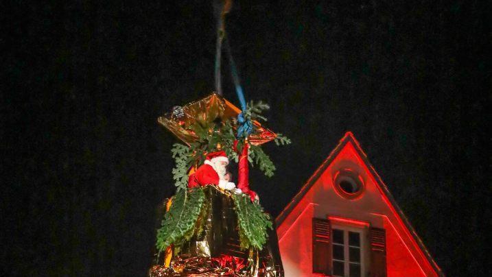 Der Nikolaus schwebte in Bischberg ein - und nach seinem Auftritt am Weihnachtsmarlkt auch wieder davon. Foto: Barbara Herbst