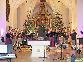 Die Musiker beim Weihnachtskonzert 2018 in Lahm  Foto: Heike Schülein/Archiv