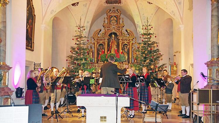 Die Musiker beim Weihnachtskonzert 2018 in Lahm  Foto: Heike Schülein/Archiv