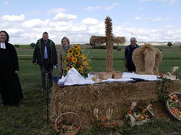 Erntedankgottesdienst (von links): Pfarrerin Mirjam Wunderer, Martin Flohrschütz,  Kreisbäuerin Heidi Bauersachs sowie Hans Rebelein, Geschäftsführer des  Bauernverbands, am Erntedankaltar, den die Wiesenfelder liebevoll gestaltet hatten. Foto: Manja von Nida