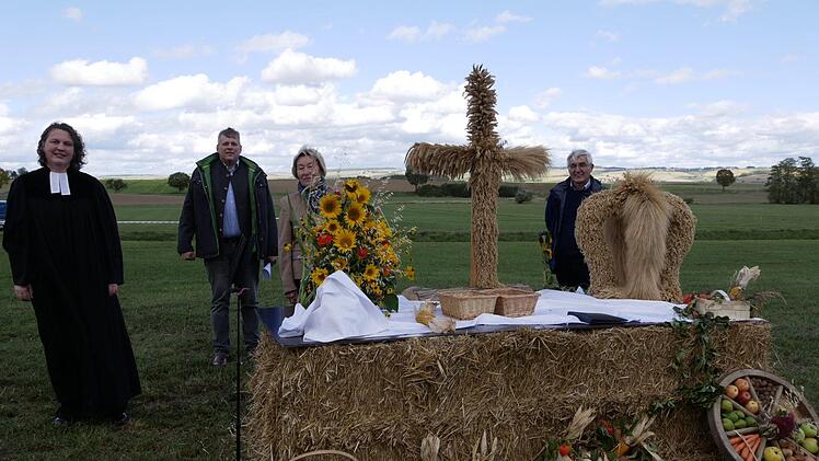 Erntedankgottesdienst (von links): Pfarrerin Mirjam Wunderer, Martin Flohrschütz,  Kreisbäuerin Heidi Bauersachs sowie Hans Rebelein, Geschäftsführer des  Bauernverbands, am Erntedankaltar, den die Wiesenfelder liebevoll gestaltet hatten. Foto: Manja von Nida