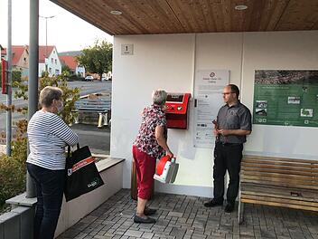 Einweisung in die Benutzung des Defibrillators am Ausstellungspavillon in Sandberg durch Jürgen Müller vom Zentrum für Telemedizin (Bad Kissingen).  Foto: Sonja Reubelt