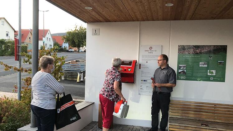 Einweisung in die Benutzung des Defibrillators am Ausstellungspavillon in Sandberg durch Jürgen Müller vom Zentrum für Telemedizin (Bad Kissingen).  Foto: Sonja Reubelt