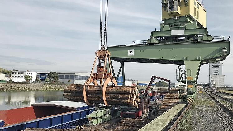 Holzumschlag im Bayernhafen Bamberg