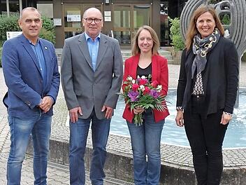 Bürgermeister Alexander Wunderlich und Rektor Mathias Liebig (links) sowie Schulamtsdirektorin Kerstin Zapf (rechts) begrüßten die neue Konrektorin Melanie Drechsler.