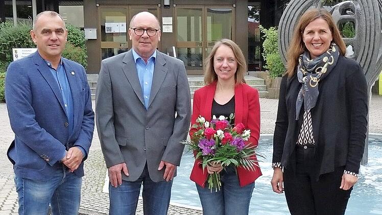 Bürgermeister Alexander Wunderlich und Rektor Mathias Liebig (links) sowie Schulamtsdirektorin Kerstin Zapf (rechts) begrüßten die neue Konrektorin Melanie Drechsler.