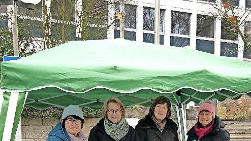 Die Nachfrage von Pl&auml;tzchen f&uuml;r einen guten Zweck von den Landfrauen war gro&szlig;. Von links: stellvertretende Kreisb&auml;uerin Helene Greubel, Sigrid Kleinhenz, Jutta Schneider und Kreisb&auml;uerin Edeltraud H&auml;usler.