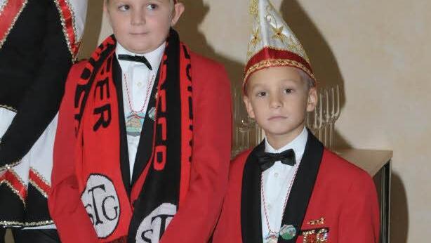 Die beiden Jungelferräte  Leon (l.) und Nils  halten stolz den übergroßen Schlüssel fest.