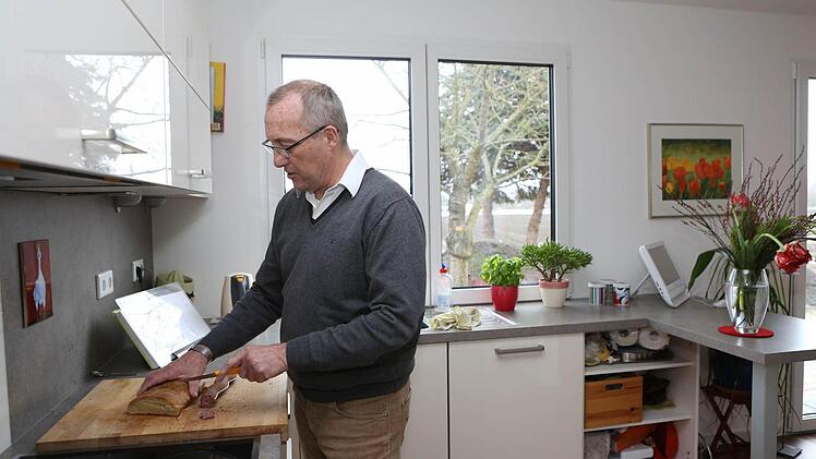Anton Zahneisen in der Küche, die mit ihren Nutzern "spricht".