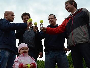 Steht für guten Tennis-Sport und das Gesellige: das Poppenläurer Herren-Team mit (von links) Steffen Heuchler mit Tochter Emma, Markus Schüller, Christian Kriegsmann und Torsten Kutzer. Zum Team gehören ferner Alexander Wittig, Michael Schüller und Thomas Bronnsack. Foto: Doris Bauer
