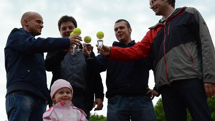 Steht für guten Tennis-Sport und das Gesellige: das Poppenläurer Herren-Team mit (von links) Steffen Heuchler mit Tochter Emma, Markus Schüller, Christian Kriegsmann und Torsten Kutzer. Zum Team gehören ferner Alexander Wittig, Michael Schüller und Thomas Bronnsack. Foto: Doris Bauer