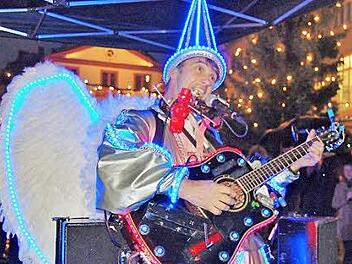 Der Auftritt von Alleinunterhalter Klemens Kopka als schwebender Engel auf dem Bad Kissingen Weihnachtsmarkt war auch dieses Jahr wieder ein Erfolg. Foto: Sigismund von Dobschütz