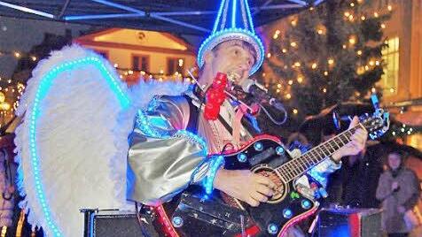 Der Auftritt von Alleinunterhalter Klemens Kopka als schwebender Engel auf dem Bad Kissingen Weihnachtsmarkt war auch dieses Jahr wieder ein Erfolg. Foto: Sigismund von Dobschütz