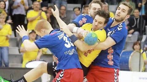 Kreisläufer Dominik Kelm hatte nicht nur in dieser Szene einen schweren Stand - gleich drei Gegner packten kräftig zu.