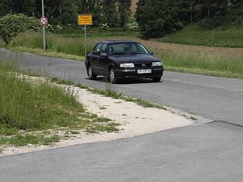 Die provisorische, geschotterte Anbindung des Wirtschaftsweges von Baiersdorf nach Maineck (links im Bild) wird geteert. Ob auch auf der anderen Seite eine Anbindung in das Dorf hinein geschaffen wird, werden die Untersuchungen zu den auf dieser Seite befindlichen Gewölbekellern zeigen.  Foto: Stephan Stöckel