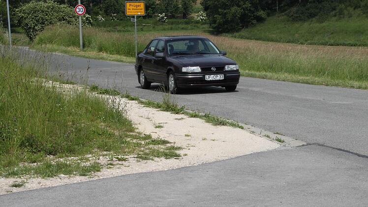 Die provisorische, geschotterte Anbindung des Wirtschaftsweges von Baiersdorf nach Maineck (links im Bild) wird geteert. Ob auch auf der anderen Seite eine Anbindung in das Dorf hinein geschaffen wird, werden die Untersuchungen zu den auf dieser Seite befindlichen Gewölbekellern zeigen.  Foto: Stephan Stöckel