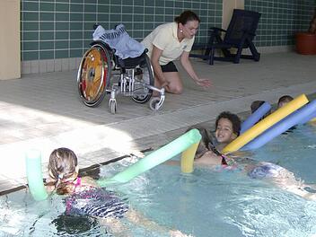 "Das Wasser ist einwandfrei", sagt Bürgermeister Nekolla zum Gräfenberger Hallenbad.  Foto: Petra Malbrich