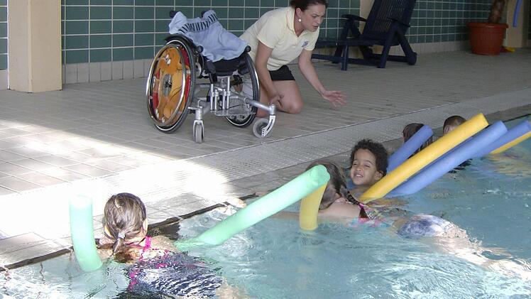 "Das Wasser ist einwandfrei", sagt Bürgermeister Nekolla zum Gräfenberger Hallenbad.  Foto: Petra Malbrich