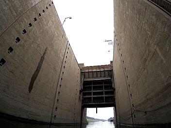 Kolossal ist der Anblick im Inneren der Schleusenkammer der Schleuse Erlangen am Main-Donau-Kanal zwischen Dechsendorf und Möhrendorf. Der Bau muss saniert werden und noch so lange halten, bis die neue Schleuse 2024 fertig ist. Foto: Christian Bauriedel