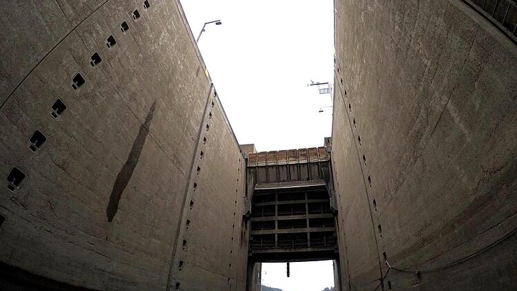 Kolossal ist der Anblick im Inneren der Schleusenkammer der Schleuse Erlangen am Main-Donau-Kanal zwischen Dechsendorf und Möhrendorf. Der Bau muss saniert werden und noch so lange halten, bis die neue Schleuse 2024 fertig ist. Foto: Christian Bauriedel
