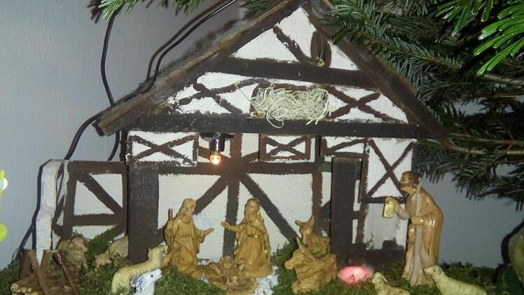 Gabriele Storath: "Am 23. schmückten wir unseren Weihnachtsbaum, wie immer eine Nordmanntanne. Diesmal habe ich mich dazu verleiten lassen, auch meine blauen Kugeln in den Baum zu hängen. Traditionsgemäß wird auch immer eine beleuchtete Krippenlandschaft aufgebaut. Dieses Jahr ist es ein fränkischer Stall. Wasserfall, See undGrotten dürfen natürlich nicht fehlen."