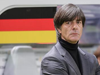 Bundestrainer Joachim Löw halt mal wieder die Qual der Wahl: Am Dienstag wird der vorläufige WM-Kader verkündet. Foto: Jan Woitas/dpa