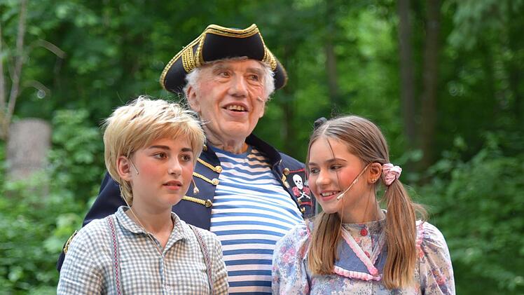 Tommy (Amelie Künstler) und Annika (Nora Schneider) begrüßen den Seeräuber Efraim (Werner Rösler). Foto: Gabi Arnold