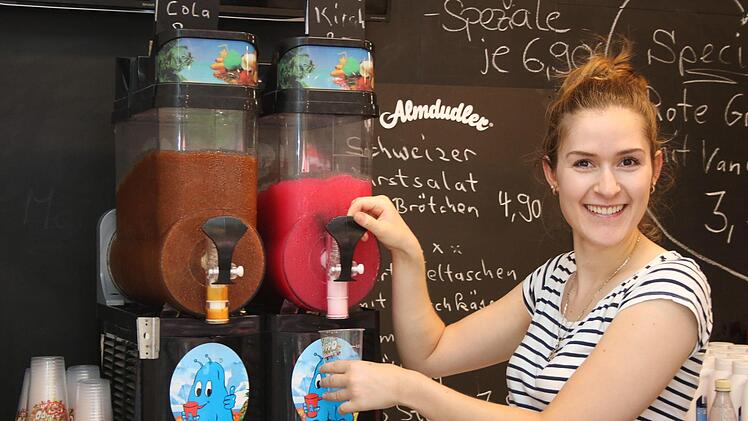 Christin arbeitet im Kiosk und f&uuml;llt Slush-Eis ab - der Renner dieses Jahr. Stefanie Gleixner