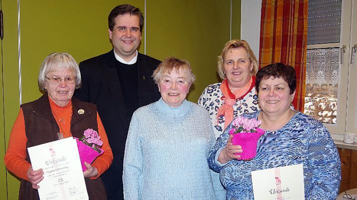 Der KAB-Ortsverband Posseck-Gifting-Grössau mit seiner Ortsvorsitzenden Adelheid Kotschenreuther (Mitte) und Kreisverbandspräses Dekan Detlef Pötzl (Zweiter von links) freuen sich über die Ehrung langjähriger Mitglieder.  Foto: Heike Schülein