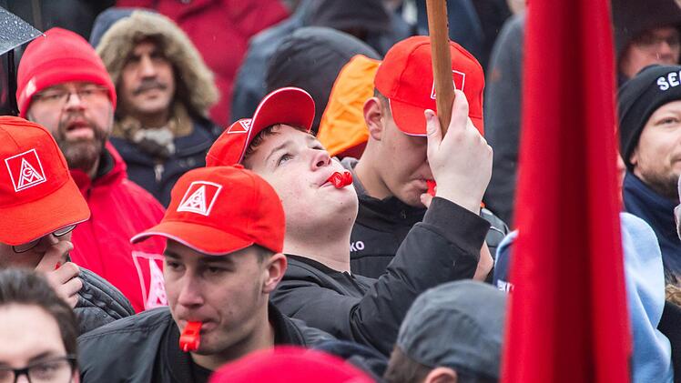 Laut werden für den Arbeitsplatz - mit der Trillerpfeife.  Anand Anders