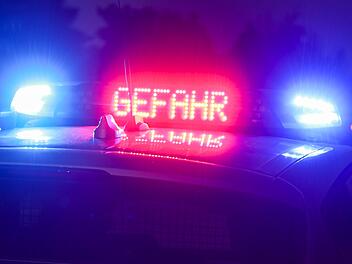 Sofa auf der A93 im Kreis Hof: Autos krachen mit verlorenem Möbelstück zusammen